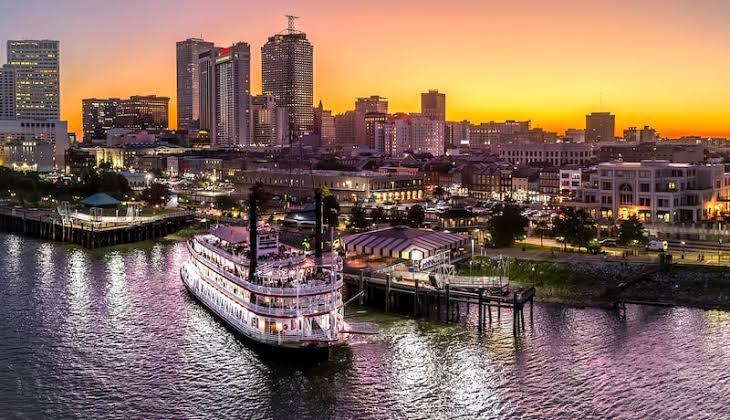 New Orleans skyline and landmarks, explored with Gamana audio tours