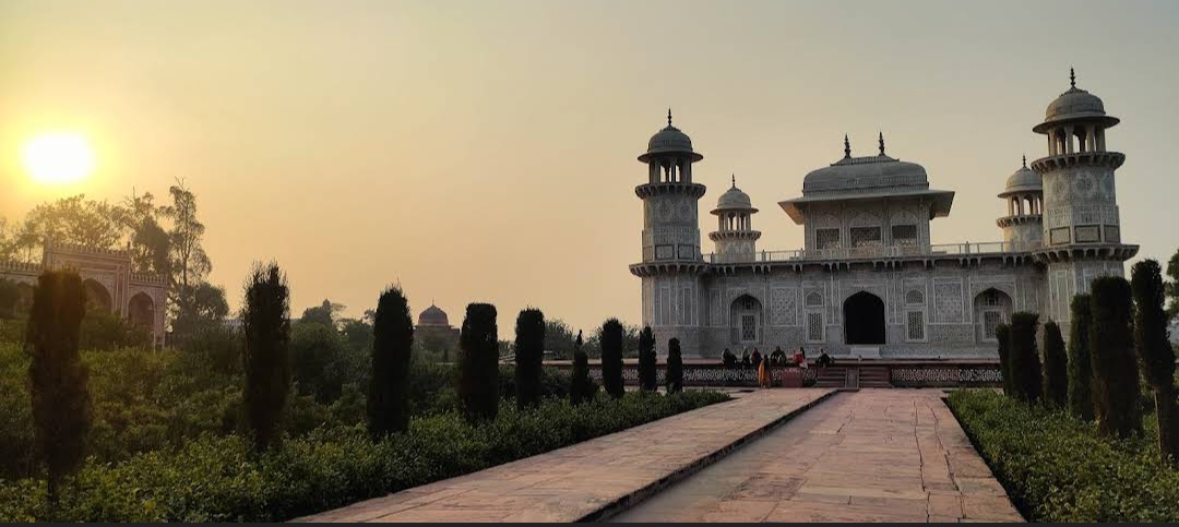 Agra skyline and landmarks, explored with Gamana audio tours