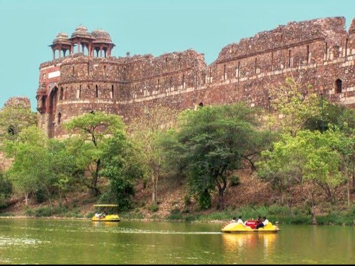 Delhi skyline and landmarks, explored with Gamana audio tours
